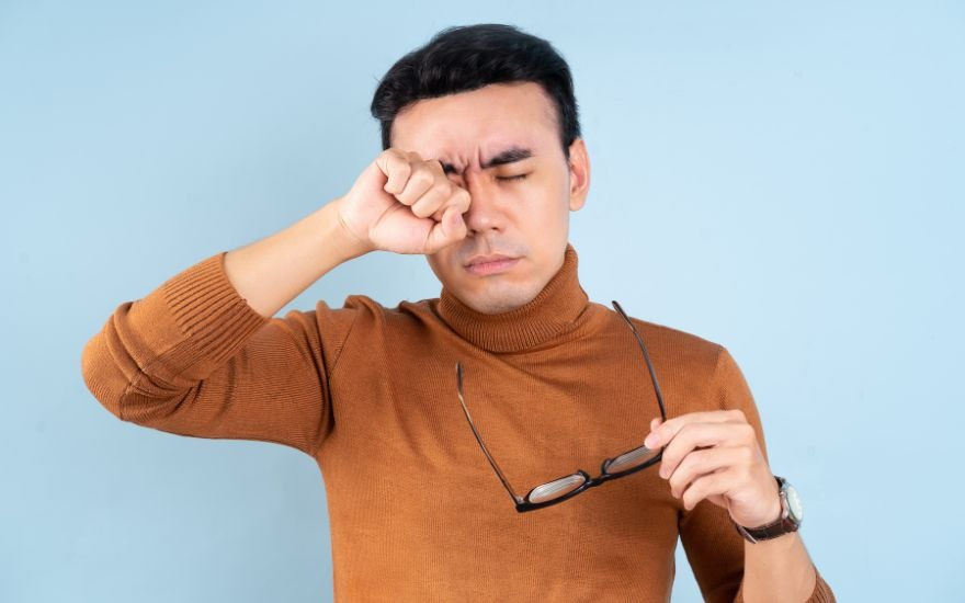 Đau nhức dữ dội, cộm xốn hay sợ ánh sáng là những 