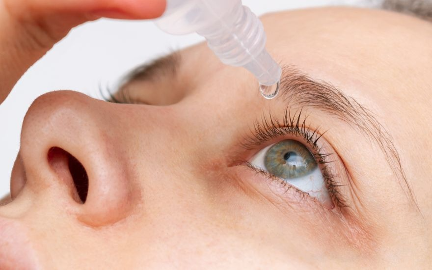 Các vết xước nông thường được điều trị hiệu quả bằng thuốc nhỏ mắt đặc trị hoặc kính áp tròng băng để hỗ trợ tế bào tự phục hồi