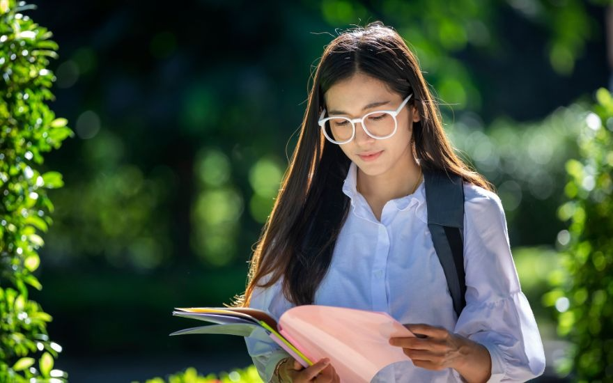 Đeo kính bảo hộ chuyên dụng và từ bỏ thói quen dụi mắt là biện pháp thiết thực nhất để bảo vệ lớp màng trong suốt của đôi mắt