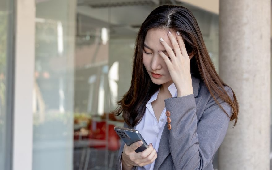 Người dùng cần chủ động duy trì khoảng cách an toàn khi sử dụng mọi thiết bị điện tử, từ laptop đến điện thoại di động