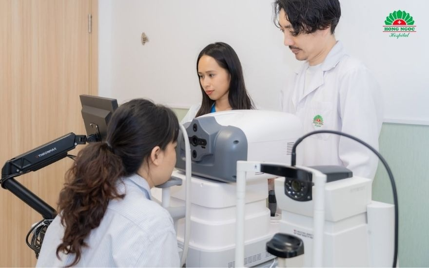 Thăm khám cùng chuyên gia nhãn khoa và hệ thống thiết bị chẩn đoán hình ảnh tiên tiến giúp tìm ra chính xác nguyên nhân gây đỏ mắt