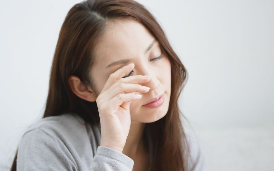Thói quen dụi mắt hoặc tháo lắp kính áp tròng sai cách là một trong những tác nhân cơ học phổ biến khiến mắt có vết đỏ
