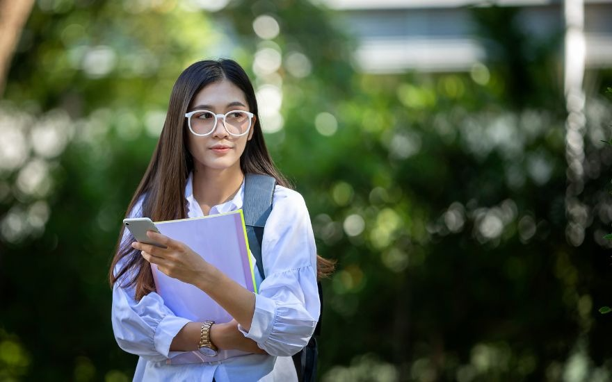 Chủ động đeo kính che chắn và tuyệt đối không dụi mắt là biện pháp bảo vệ an toàn khi kết mạc đang bị tổn thương xuất huyết