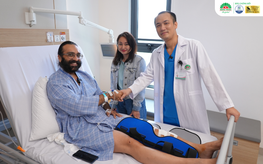 博士、医生 李光辉 (Le Quang Huy) 与一名接受膝关节手术的印度患者。 