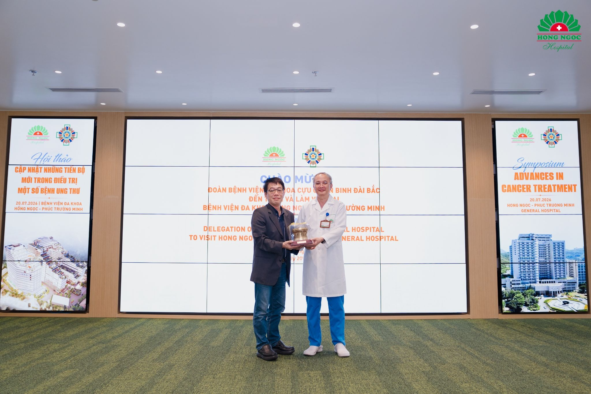 Representatives of the two hospitals exchanged commemorative gifts, marking a new milestone in the partnership between the two institutions. 