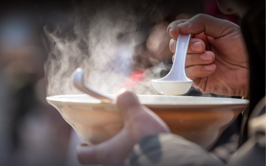Canh ấm làm loãng dịch tiết giúp cổ họng dễ chịu hơn