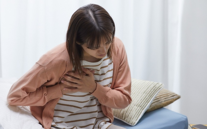 Ho kéo dài kèm đau tức ngực có thể là dấu hiệu cần đi khám