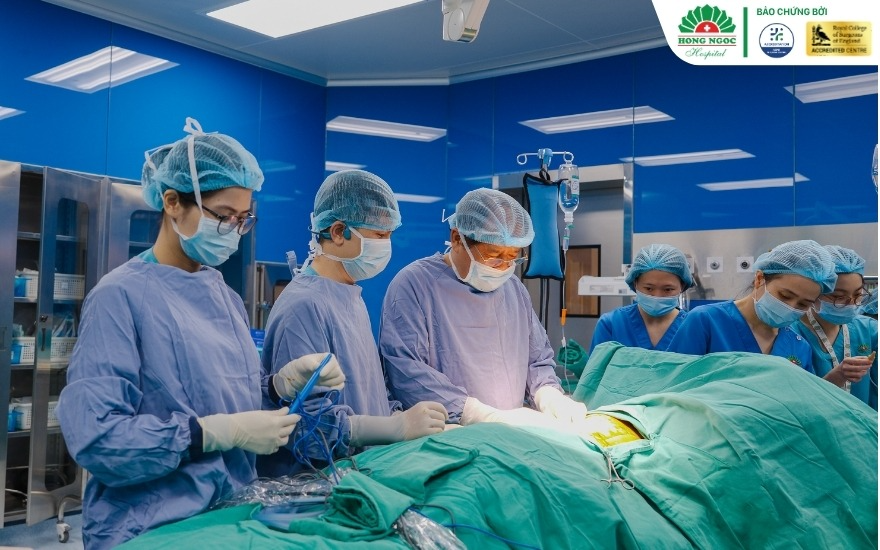 PGS.TS.BS Trần Trọng Kiểm thực hiện phẫu thuật lồng ngực tại BVĐK Hồng Ngọc