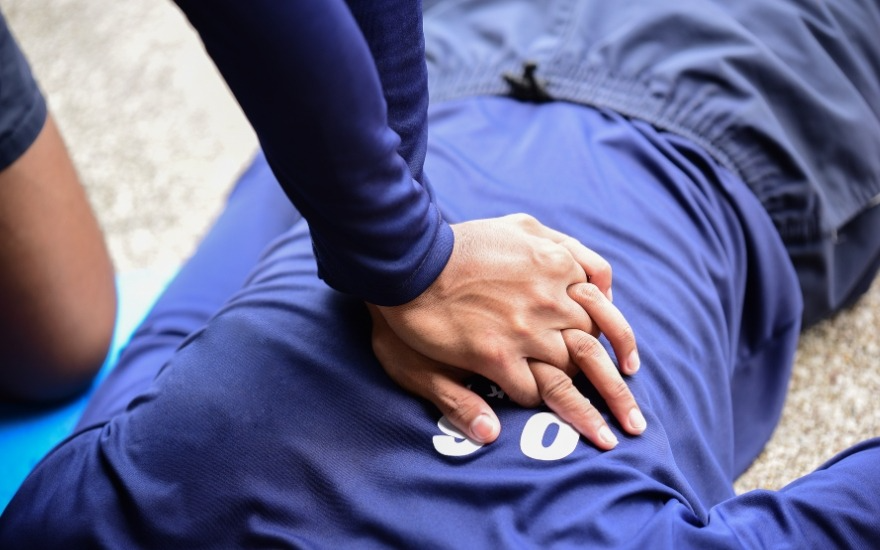 Thực hiện hồi sức tim phổi CPR cho bệnh nhân ngạt khí bể phốt