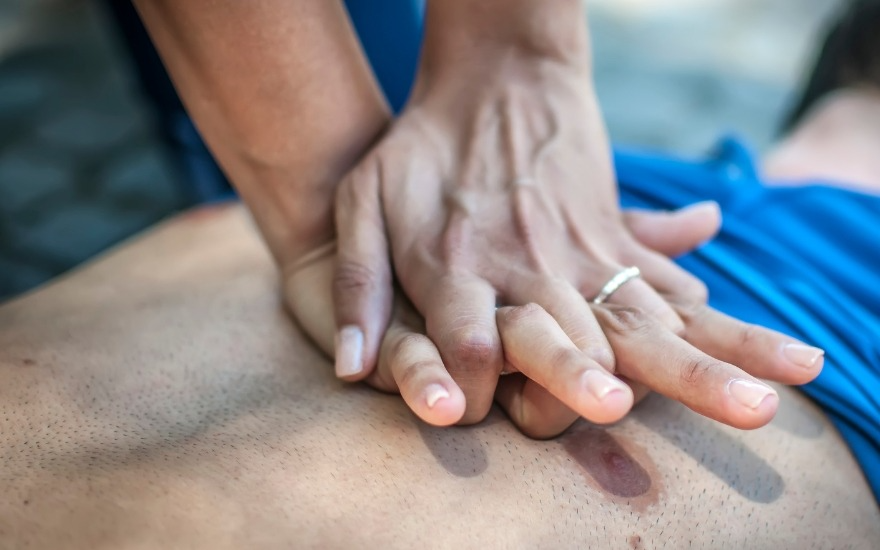 Ép tim liên tục để duy trì tuần hoàn cho bệnh nhân