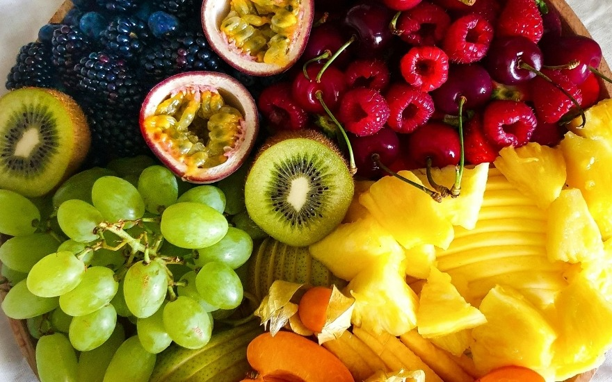 Vitamin C trong ổi, cam, kiwi,... cần thiết cho quá trình tổng hợp collagen