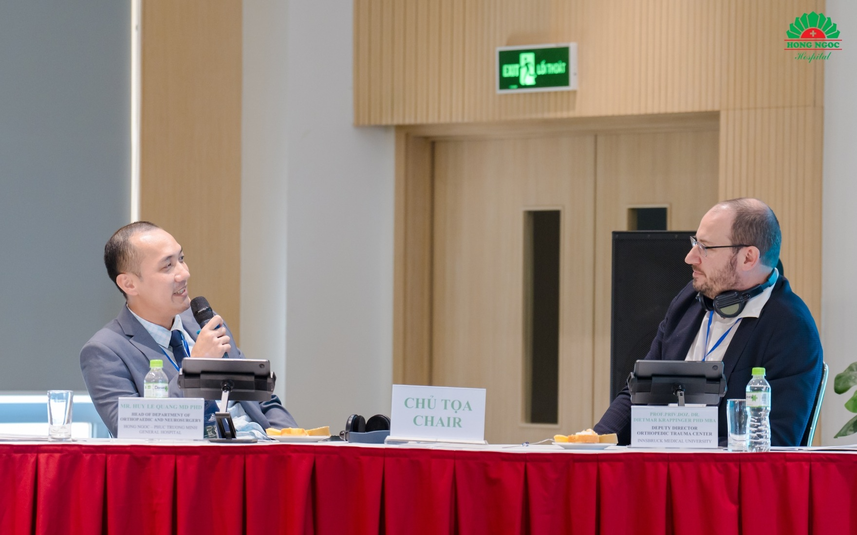 Dr. Le Quang Huy and Prof. Dr. Dietmar Krappinger discussing clinical expertise at the workshop “Application of C-arm Fluoroscopy in Orthopedic Trauma Surgery.”