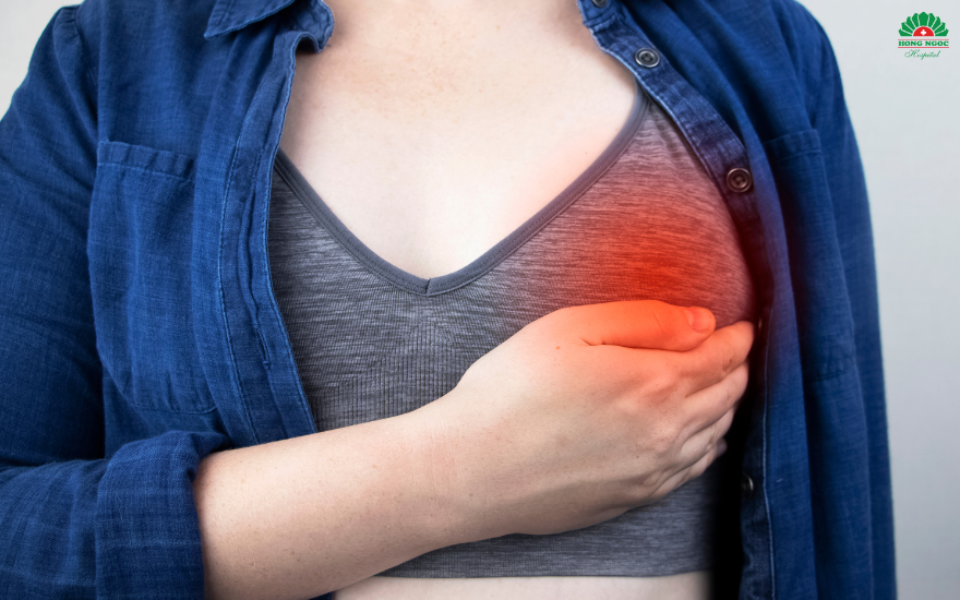 疼痛和触及质硬肿块是罹患乳腺纤维瘤时最常见的症状。