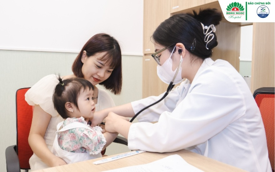 Bác sĩ khám nhi tại Bệnh viện Đa khoa Hồng Ngọc