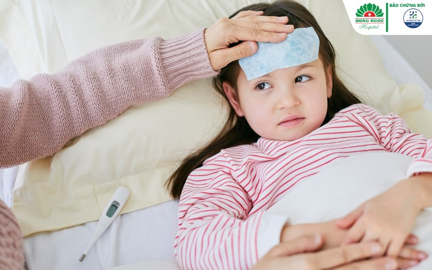 Trẻ sốt mùa hè khi nào nguy hiểm? Dấu hiệu cha mẹ không nên chủ quan