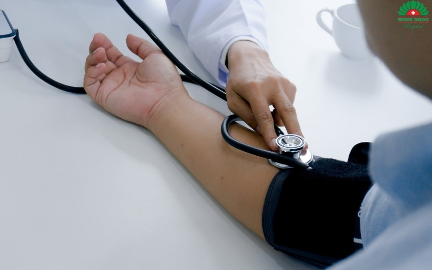 Bác sĩ do huyết áp cho bệnh nhân