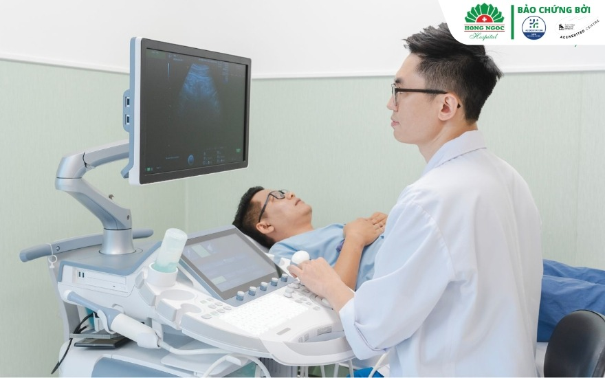 Bác sĩ BVĐK Hồng Ngọc siêu âm cho bệnh nhân