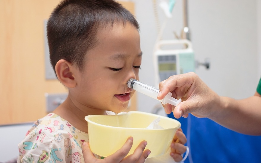 Rửa mũi bằng nước muối sinh lý