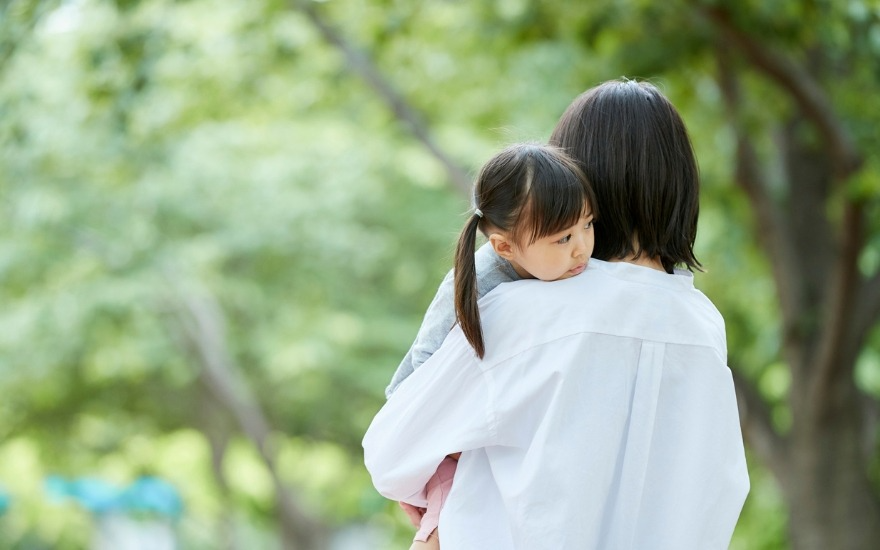 Trẻ nhỏ phụ thuộc nhiều vào người lớn