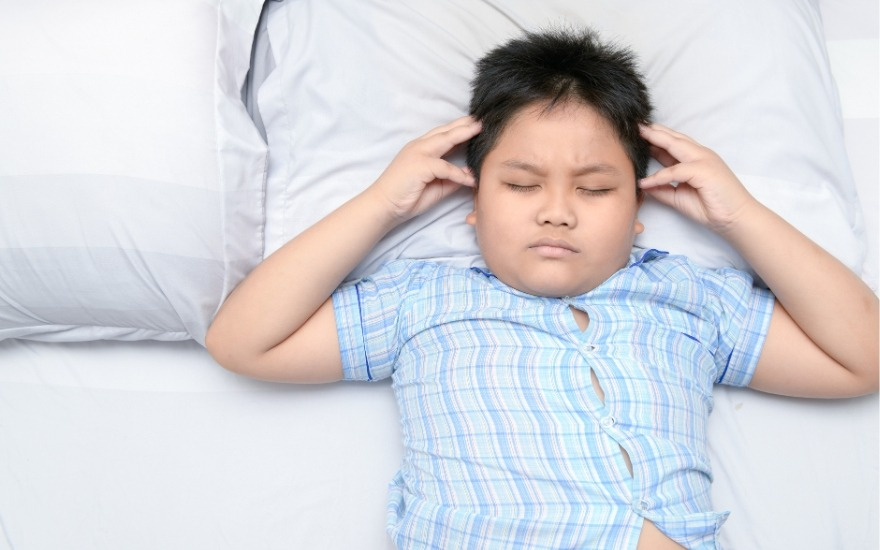 Trẻ đau đầu sau khi đi nắng