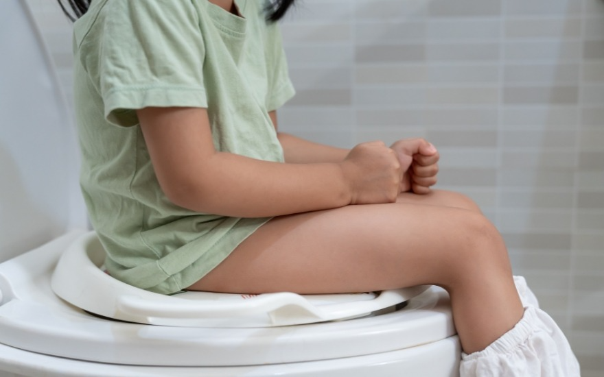 Trẻ uống ít nước có thể gây táo bón