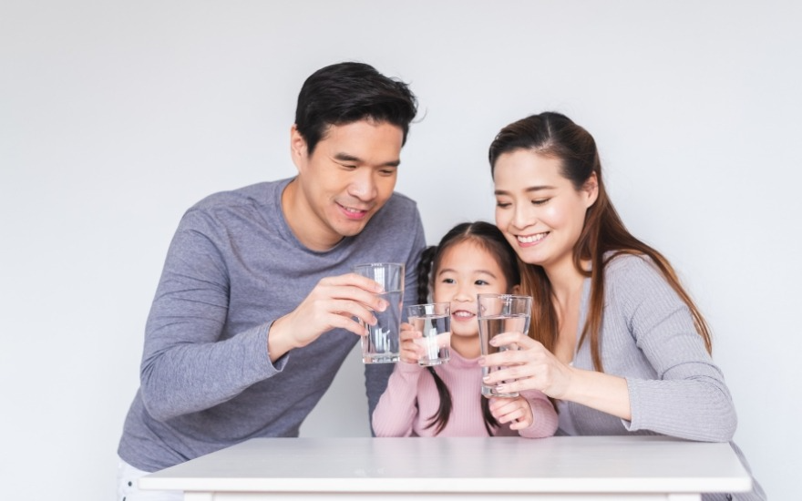 Cha mẹ làm gương, tạo thói quen uống nước cùng trẻ