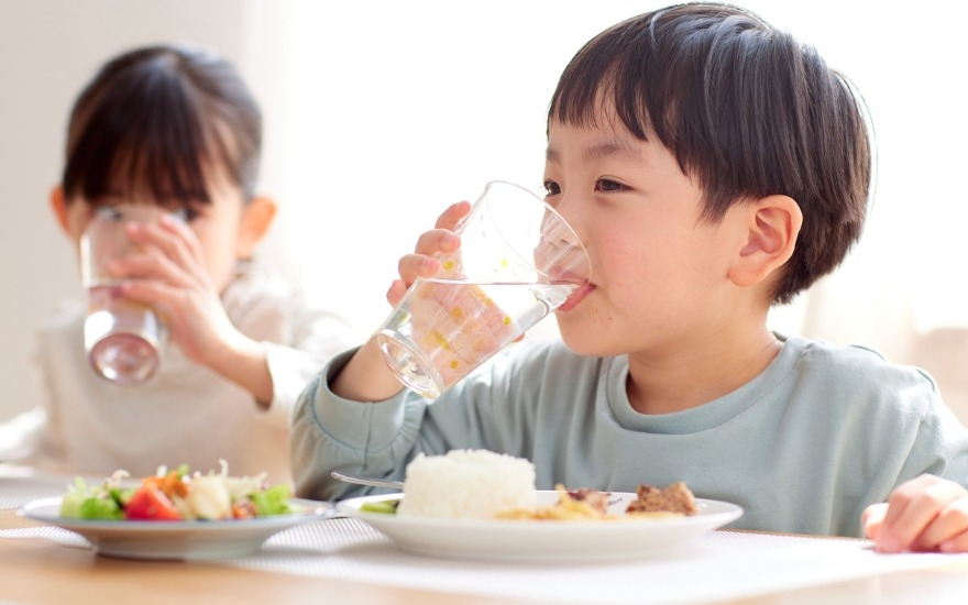 Tạo thói quen uống nước cho trẻ