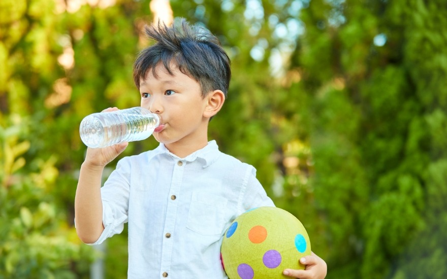 Trẻ thường mải chơi quên uống nước