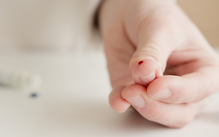 Không nên chích máu đầu ngón tay khi đột quỵ