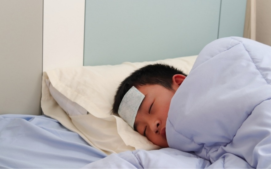Ủ kín khi sốt cao có thể làm thân nhiệt tăng cao hơn