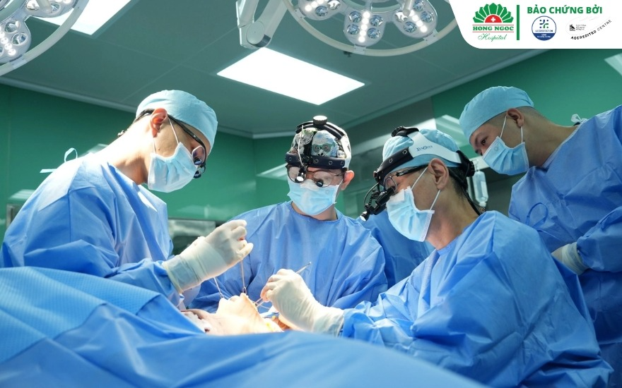 Các bác sĩ Bệnh viện Đa khoa Hồng Ngọc thực hiện phẫu thuật.