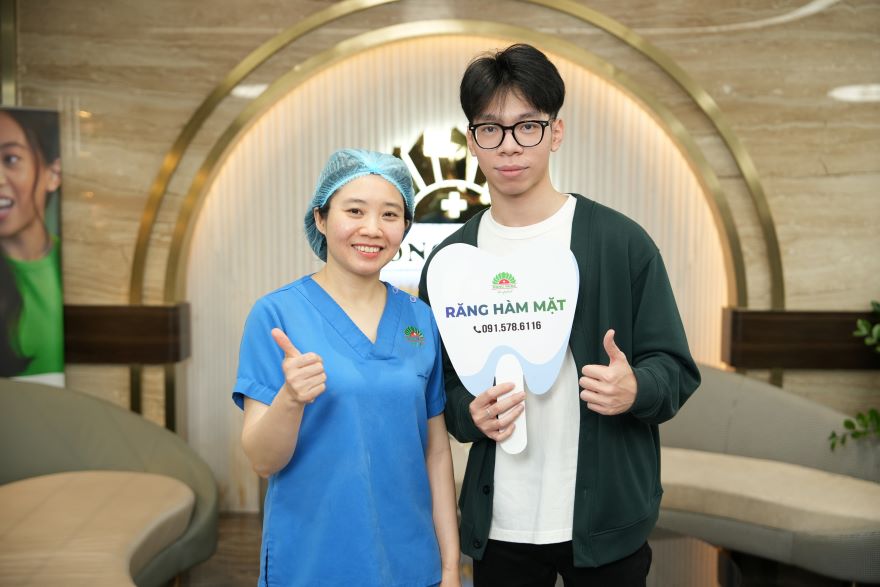 khách hàng trồng răng implant