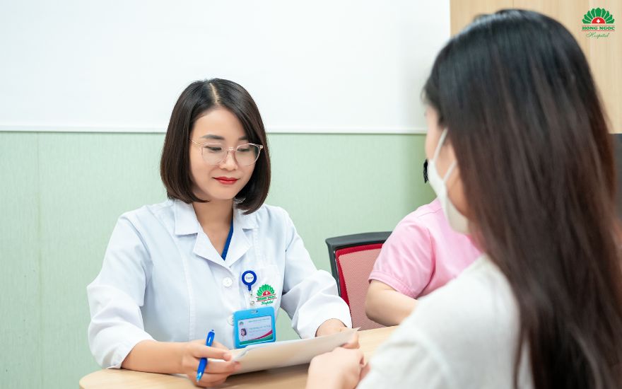 Khám phụ khoa cùng BS chuyên gia tại Bệnh viện Đa khoa Hồng Ngọc