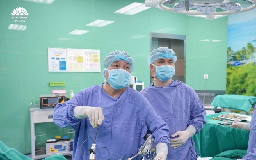 phau-thuat-noi-soi-cat-tui-mat