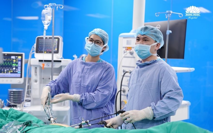 phau-thuat-noi-soi-cat-tui-mat