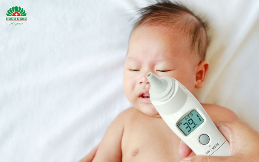 Sốt do viêm họng cấp ở trẻ là phản ứng tự nhiên của cơ thể chống lại các tác nhân gây bệnh