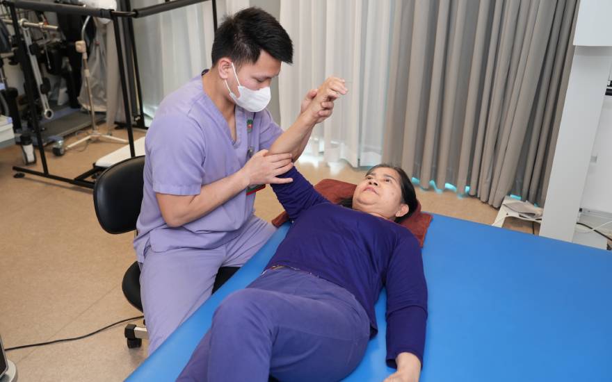 trật khớp vai