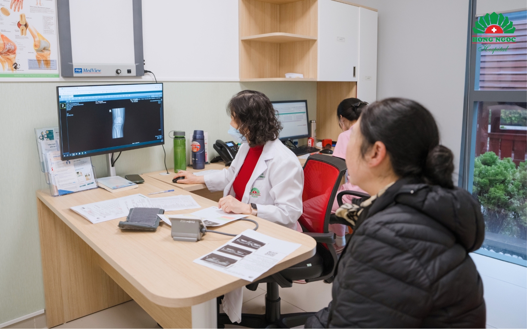 Bệnh nhân đau nhức khớp gối sau chuyến đi chơi, du lịch