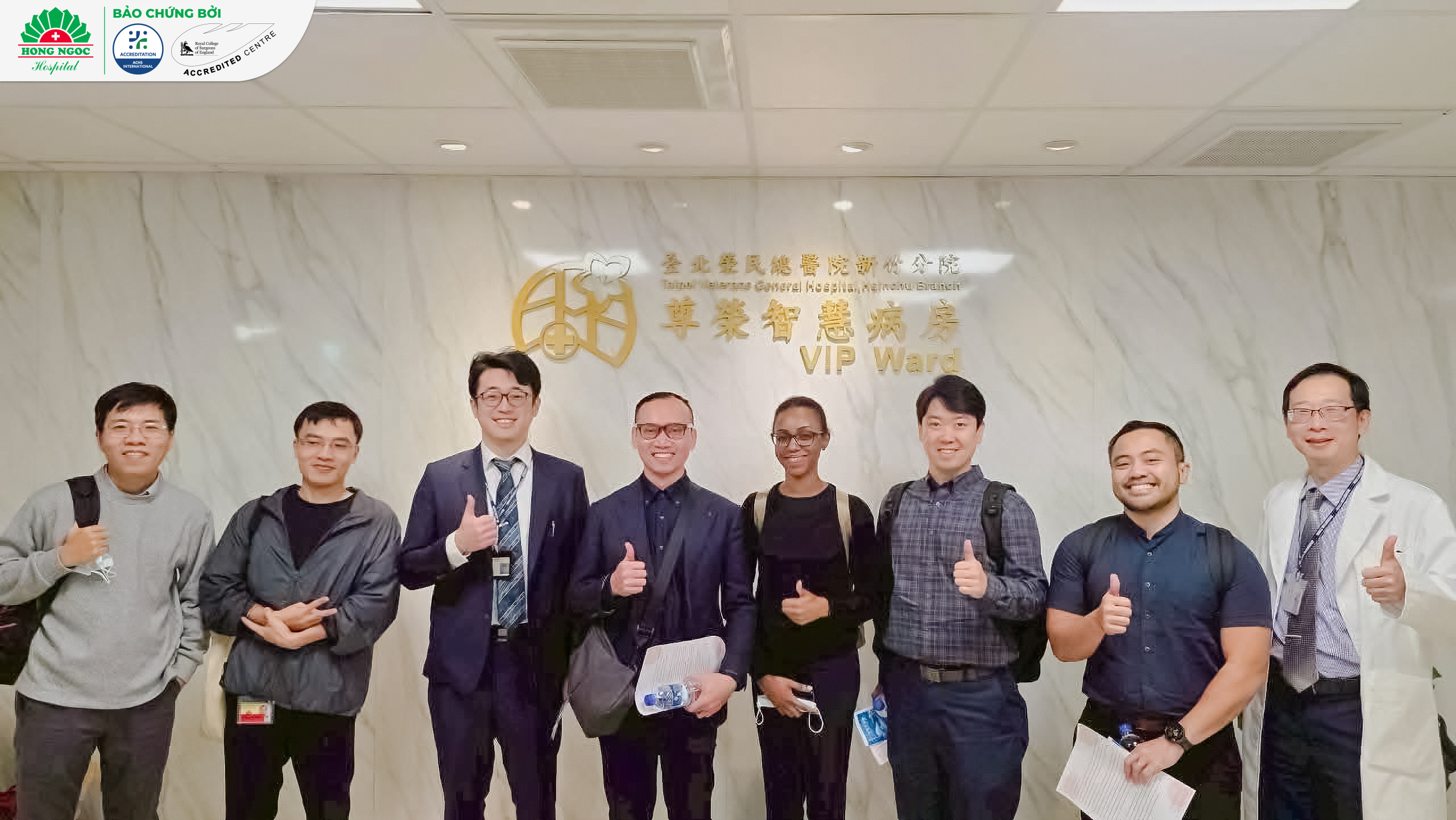 BS Phạm Đức Duy chụp ảnh lưu niệm cùng các chuyên gia và đồng nghiệp tại TVGH sau quá trình học tập và công tác.