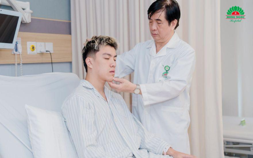 Nếu chóng mặt đi kèm với triệu chứng đau đầu dữ dội hoặc liệt nửa người, bệnh nhân cần được đưa đi cấp cứu ngay lập tức.