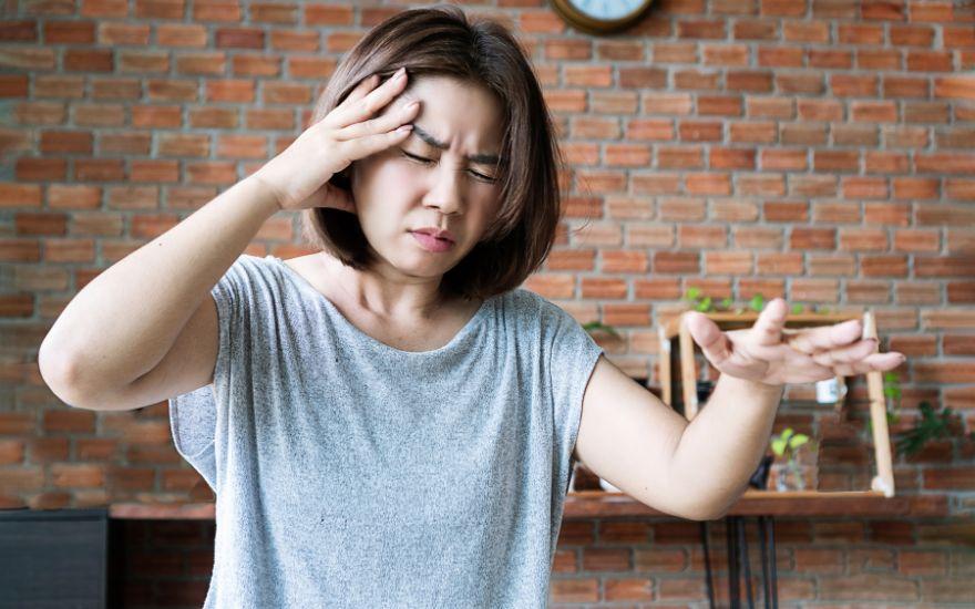 Tình trạng hạ đường huyết khiến não bộ không đủ năng lượng hoạt động, dẫn đến hiện tượng hoa mắt và bủn rủn tay chân.