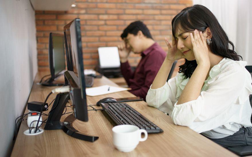 Căng thẳng thị giác tăng cao là nguyên nhân phổ biến khiến mắt bị mờ nhòe và xây xẩm.