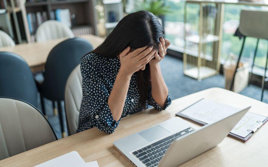 Việc cố định một tư thế trong nhiều giờ liền sẽ làm giảm lưu lượng máu nuôi dưỡng võng mạc và làm gia tăng áp lực lên hệ thống cơ xương khớp vùng cổ vai gáy.