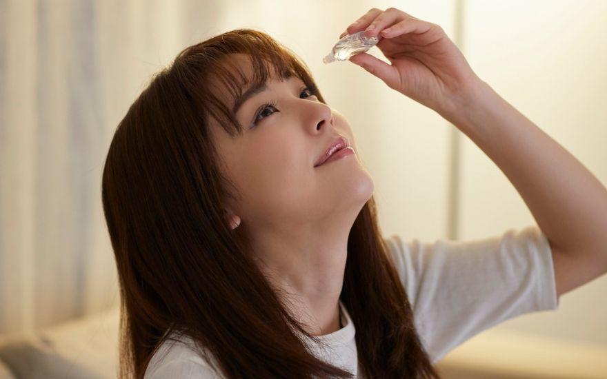 Việc bù đắp độ ẩm trực tiếp lên bề mặt giác mạc là giải pháp y khoa thiết yếu để làm dịu cảm giác khô rát do tần suất chớp mắt suy giảm.