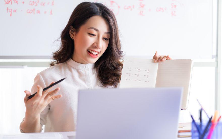 Người dùng cần chủ động kiểm soát khoảng cách và góc nhìn đối với màn hình máy tính để giảm thiểu tối đa sự tấn công trực tiếp của các tia bức xạ có hại lên bề mặt nhãn cầu.