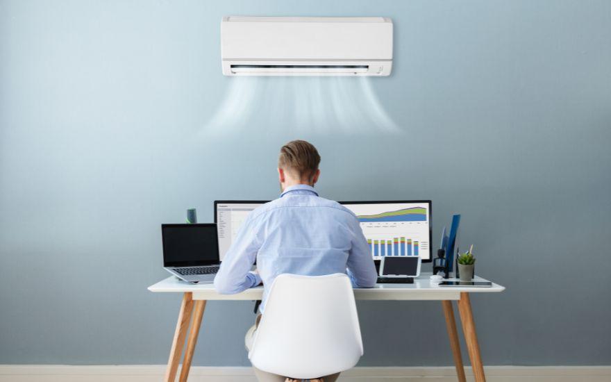 Gió từ quạt hay điều hòa thổi thẳng vào mặt sẽ làm nước mắt bay hơi, gây khô rát giác mạc.