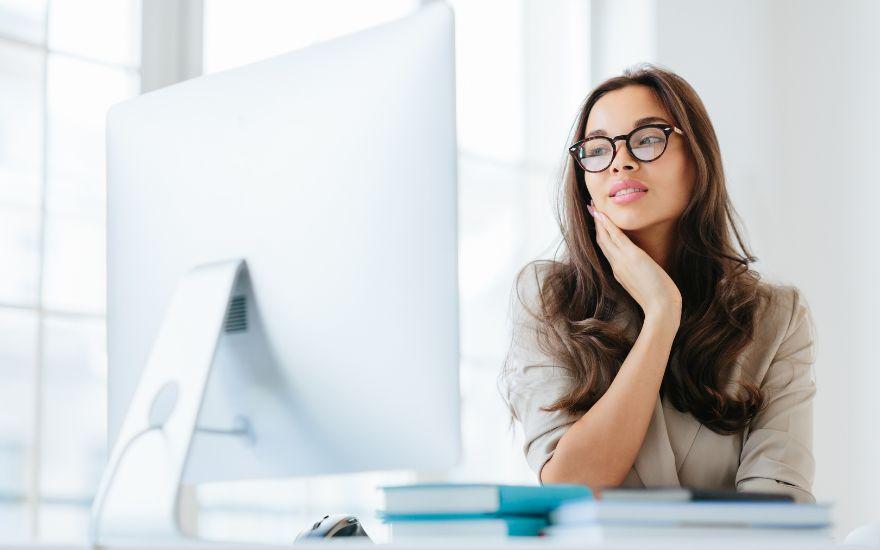 Người đeo kính hai tròng nên hạ thấp màn hình để tối ưu hóa vùng nhìn, tránh đau mỏi cổ vai gáy.