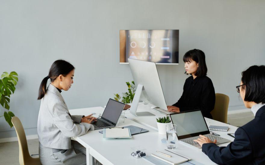 Môi trường làm việc đủ sáng sẽ giúp mắt nhận diện ký tự dễ dàng, tránh tình trạng căng thẳng thị giác.