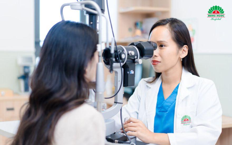 Người bệnh cần đến gặp bác sĩ chuyên khoa ngay lập tức nếu xuất hiện tình trạng nhìn đôi kéo dài.