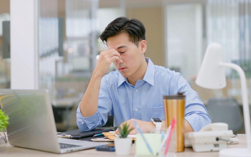 Thói quen nhắm mở mắt chậm rãi giúp các tuyến bã nhờn hoạt động hiệu quả, dàn đều lớp màng phim nước mắt.